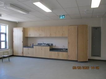 Salle de classe avec cabinets